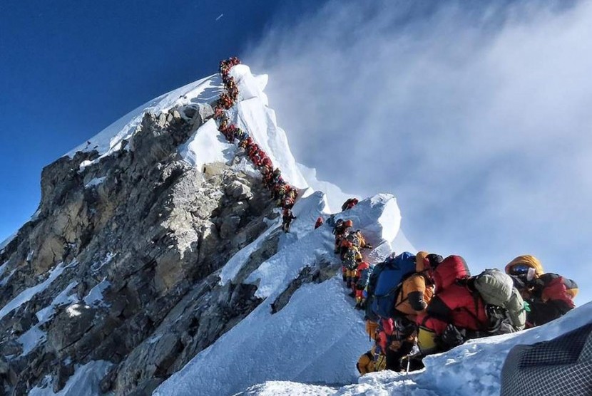 Pendaki harus mengantre menuju puncak Gunung Everest di Nepal.