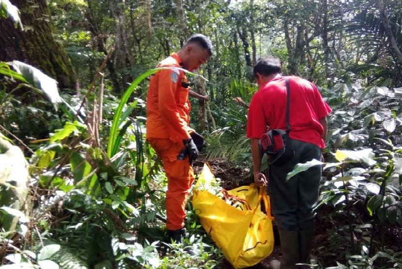 Pendaki meninggal di Gunung Tampomas dievakuasi tim penyelamat, Ahad (3/3). 