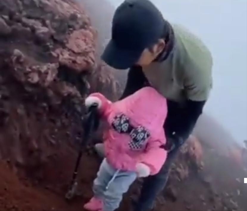 Pendaki Rudy mengajak bayinya naik Gunung Kerinci di Sumatra Barat.