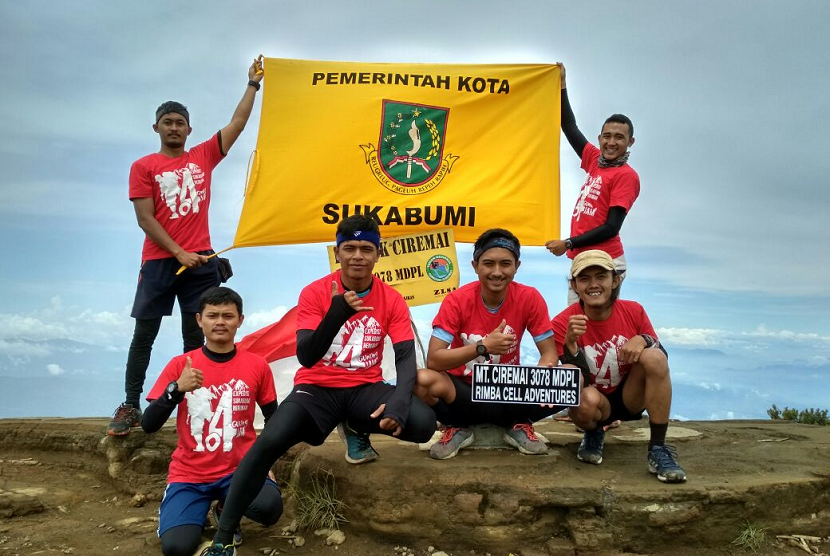Pendaki Sukabumi menaklukan 14 puncak gunung dalam waktu 104 jam untuk memeriahkan hari jadi Kota Sukabumi ke-104 salah satunya Gunung Ciremai.n dok tim ekpedisi Sukabumi berkibar