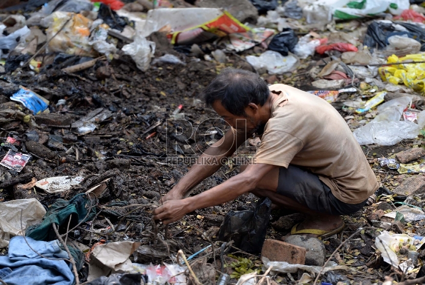 Pendangkalan Sungai. Warga mencari cacing tanah di tumpukan sampah di salah satu sungai yang dangkal di Jakarta, Rabu (8/7).
