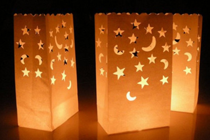 Pendar cahaya lilin menjadi lebih indah saat ditempatkan dalam kantung kertas.