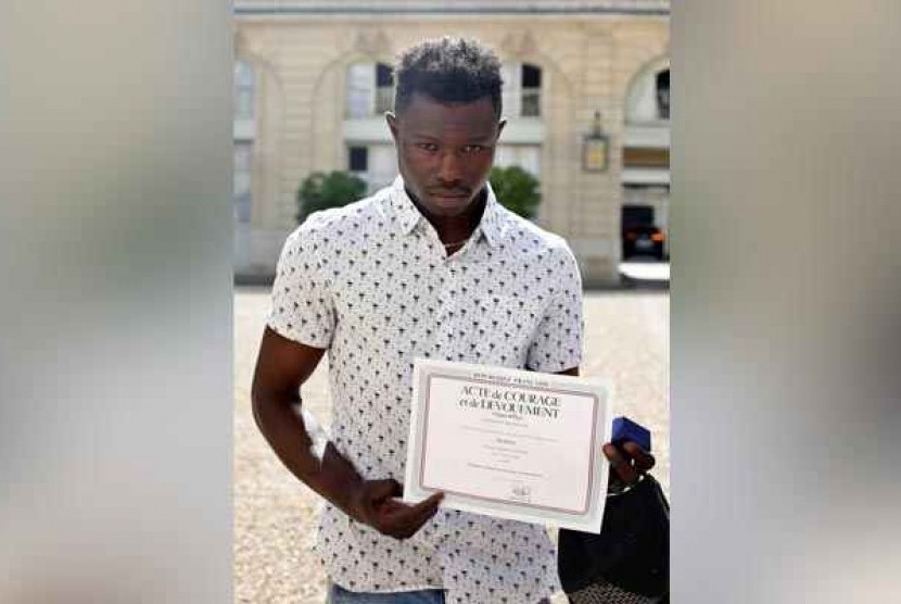 Pendatang gelap asal Mali, Mamoudou Gassama yang mendapat penghargaan kewarganegaraan dari Prancis
