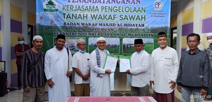 Pendatanganan kerja sama oleh Pengurus Badan Wakaf Masjid Al-Hidayah, H Satibi Darwis Lc   dan Pembina Pesantren Pemberdayaan Al-Muhtadiin H  Samsu,  disaksikan oleh Ustadz Agriansyah (kedua dari kiri)  dan H  Trihadi Deritanto (kedua dari kanan), serta pengurus Badan Wakaf dan DKM Al-Hidayah.