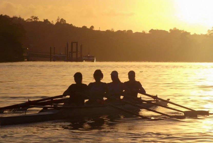 Pendayung dari Commercial Rowing Club mengajak turis menelusuri kota dengan mendayung. 