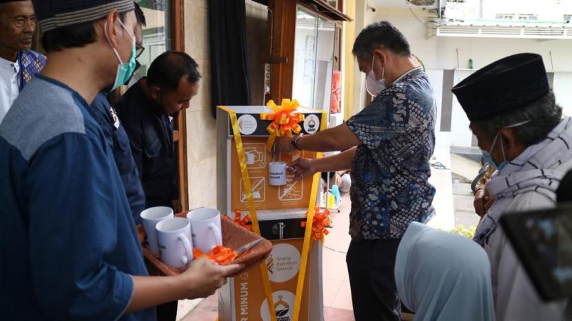 Pendema.id berkolaborasi dengan Sinergi Kebaikan Ummat dan Global Masjid Movement, kembali menyalurkan 1 unit mesin air minum gratis ke Masjid At-Taqwa, Kec Arcamanik, Kota Bandung.
