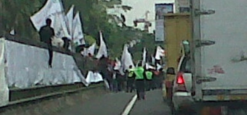 Pendemo masuki tol dalam kota depan gedung DPR