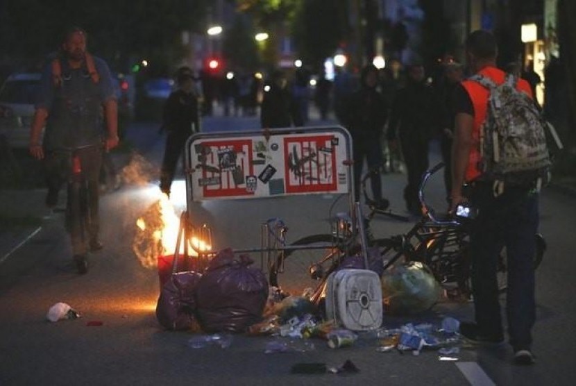 Pendemo membakar sampah di jalan saat pertemuan tingkat tinggi G20 di Hamburg, Jerman, 6 Juli 2017.