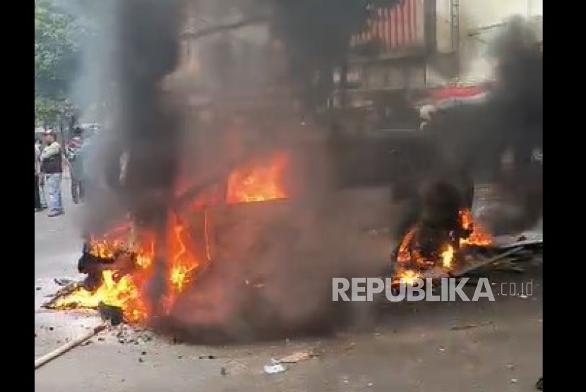 Gelombang Demo Kian Besar Usai Maghrib, 3 Mobil Bantuan dari Brimob Kelapa Dua Tiba di Kwitang