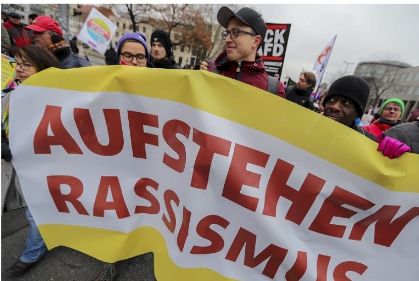 Pendemo meneriakkan tuntutan dan memegang spanduk dalam demonstrasi melawan konvensi pemilihan pemimpin partai sayap kanan Jerman Alternative fuer Deutschland (AfD) di Congress Center, Hanover, Sabtu (2/12). AfD merupakan partai yang anti-Islam dan anti-imigran.