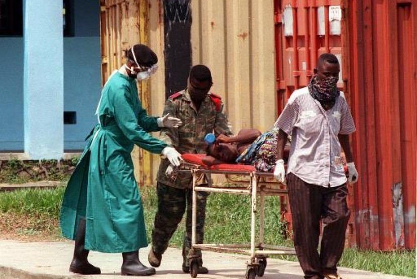 Penderita ebola dibawa ke rumah sakit (dokumentasi tahun 1995)