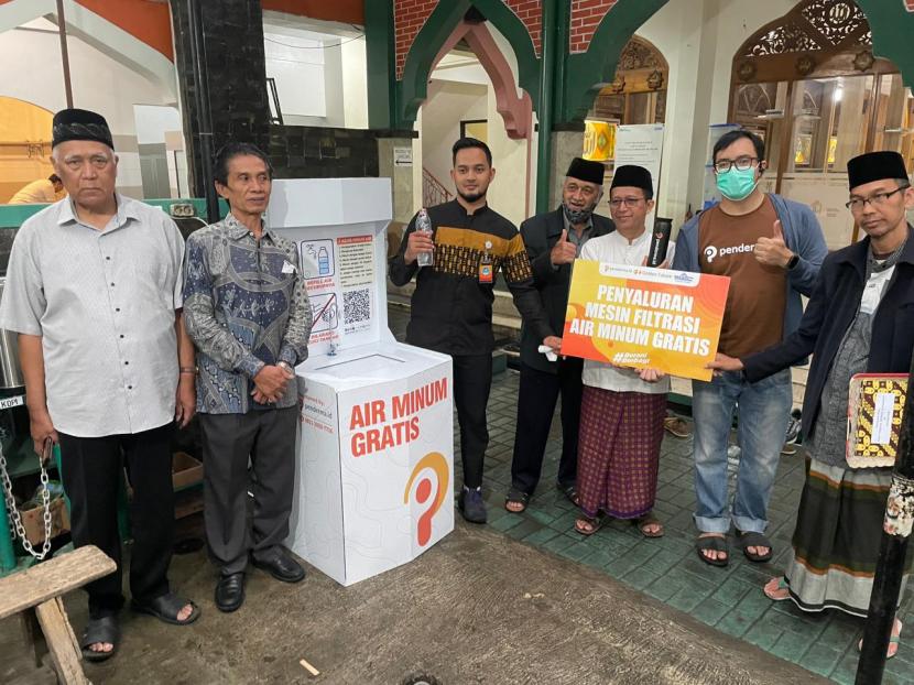Penderma.id memasang fasilitas mesin filtrasi air minum gratis di Masjid Besar Cipaganti, Kota Bandung. 
