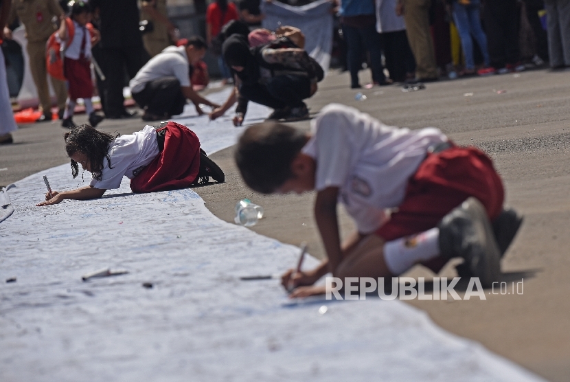 Pendidikan/Ilustrasi. Fraksi Partai NasDem mengingatkan kepada pihak Kemendikbud dan seluruh pemangku kepentingan agar rumusan Peta Jalan Pendidikan Nasional ini tidak semata didasarkan pada upaya menghadapi arus besar perubahan dunia yang cenderung didominasi oleh paradigma ekonomi dan ukuran-ukuran material semata