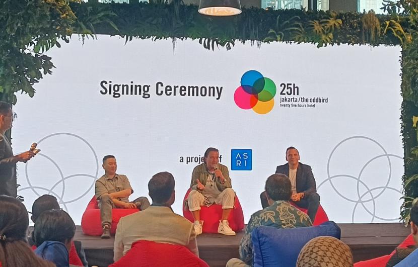 Pendiri 25hours, Christoph Hoffman (tengah) menjelaskan konsep 25hours Hotel The Oddbird yang merupakan pertama di Indonesia.