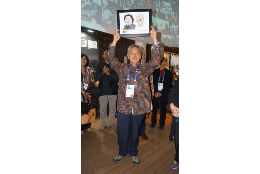 Pendiri AGN, Tomy Winata, mengenakan batik kesayangan Didi Petet untuk mengenang dan mengapresiasi budayawan penggagas Paviliun Indonesia di Milan Expo 2015.