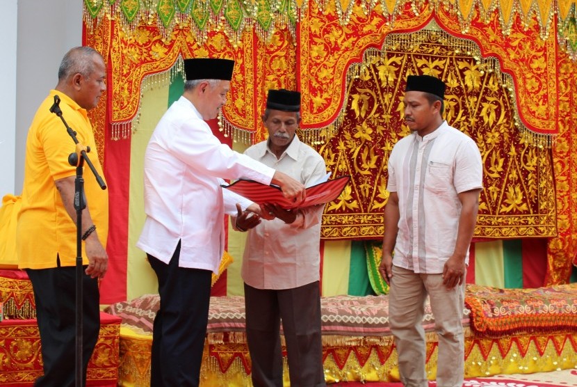 Pendiri Artha Graha Peduli (AGP) Tomy Winata, Rabu (7/6) lalu, menyerahkan secara simbolis penyelesaian Masjid Al-Kautsar kepada warga di Gampong Nanggroe Timur, Kecamatan Ulim, Kabupaten Pidie Jaya, Aceh, Rabu (7/6)