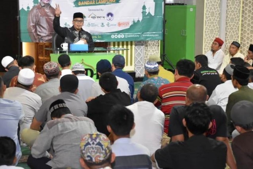 Pendiri Askar Kauny Ustaz Bobi sedang menyampaikan tausiyah dalam tabligh akbar di Provinsi Lampung