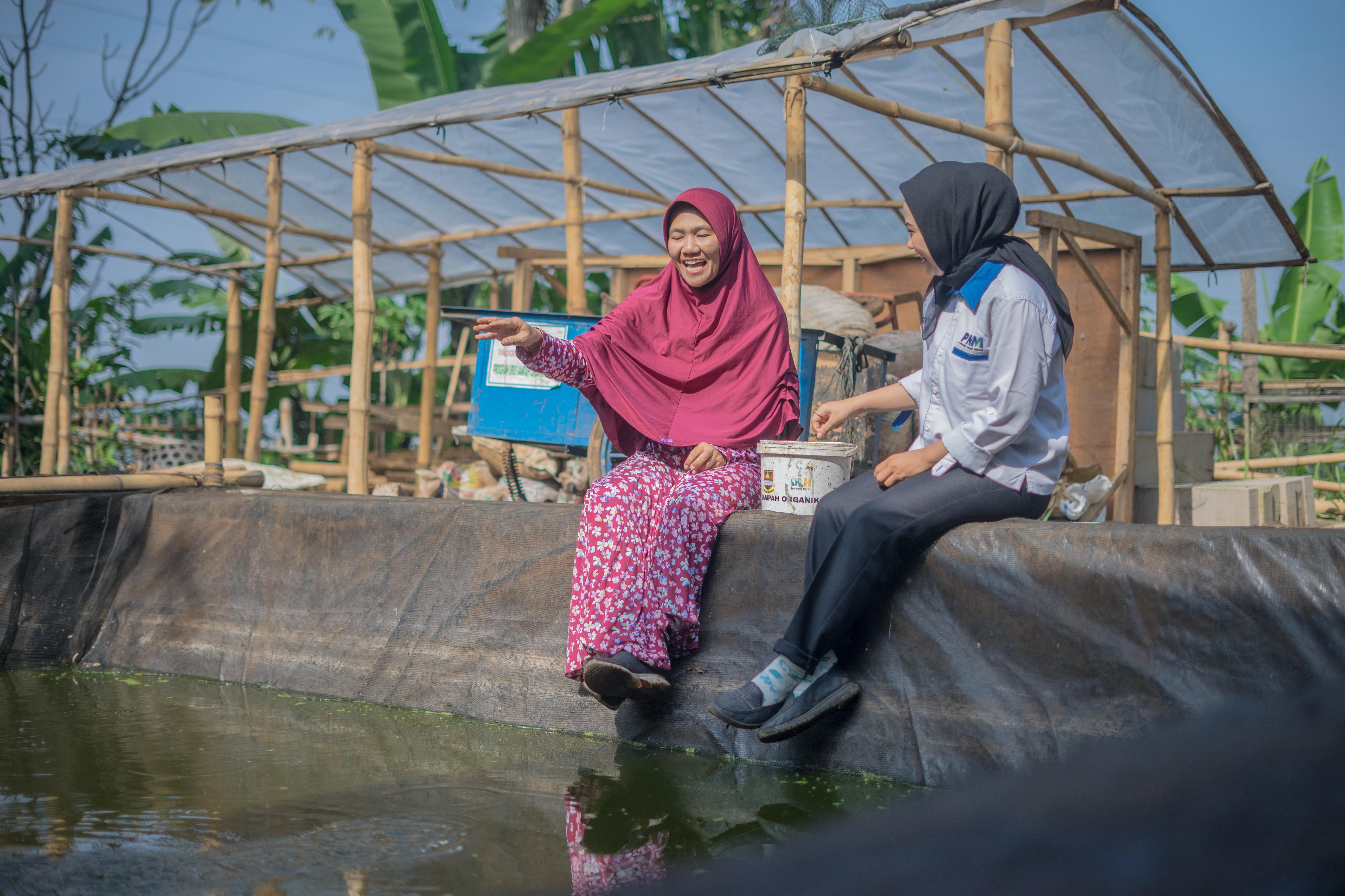 Pendiri Bank Sampah Bukit Berlian, Ema Suranta (kiri)..