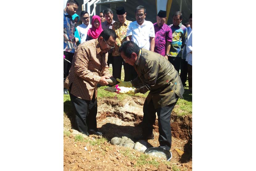 Pendiri Bosowa Group H M Aksa Mahmud meletakkan batu pertama pembangunan gedung baru SMP dan SMA Bosowa Al Azhar Cilegon, Sabtu (6/8/2016).