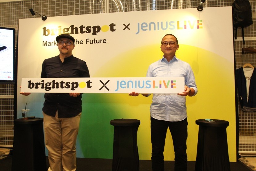 Pendiri Brightspot Market Anton Wirjono bersama Dirut BTPN Djemi Suhenda dalam konferensi pers Brightspot Market X Jenius Live, Senin (19/9).