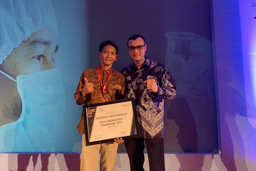 Pendiri & CEO Oorth, Krishna Adityangga, berhasil mendapat penghargaan sebagai “Solo Marketing Champion 2019” dari MarkPlus Inc bidang Cretive Economy pada acara Indonesia Marketeers Festival (IMF) 2019 di The Sunan Hotel Solo, Selasa (9/7).