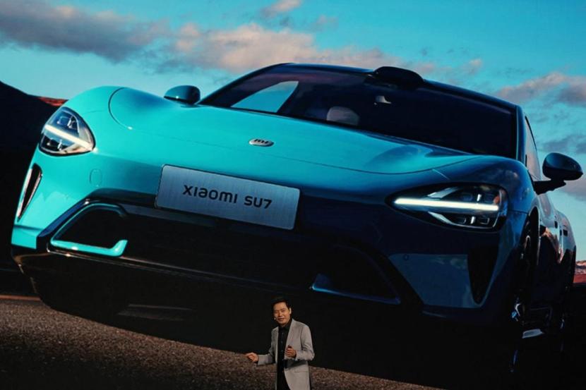 Pendiri dan CEO Xiaomi Lei Jun berbicara di sebuah acara tentang kendaraan listrik (EV) SU7 pertama perusahaan, di Beijing, China28 Desember 2023. 