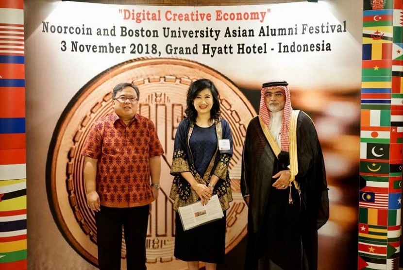 Pendiri dan Chief Executive Officer (CEO) Noorcoin, Sofia Koswara (tengah) 