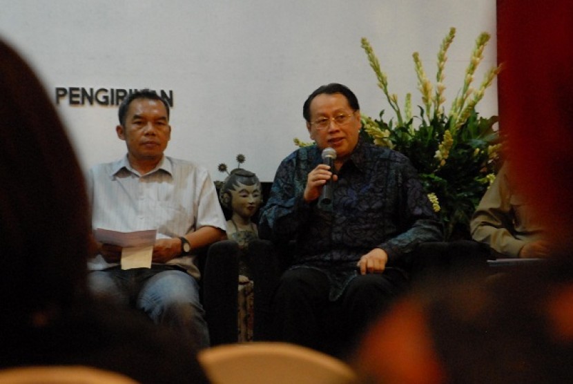 Pendiri dan Direktur Utama JNE Johari Zein saat konfrensi pers di Aula Sasono Wiwoho, Menteng, Jakarta, Kamis (30/5).