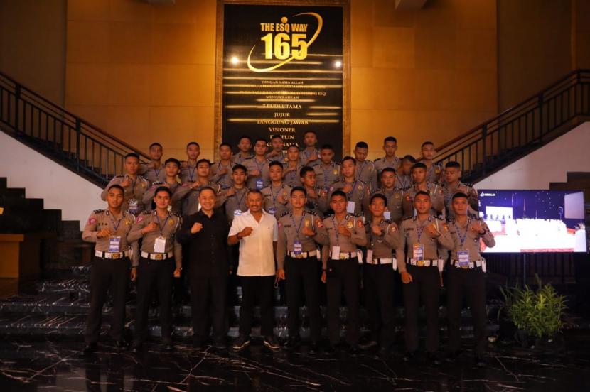 Pendiri ESQ Ary Ginanjar Agustian dan Komjen Pol (Purn) Nanan Soekarna bersama 50 Anggota Bintara Muda Korlantas Polri peserta training ESQ di Ruang Cordoba Menara 165, Jakarta.