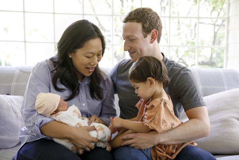 Pendiri Facebook Mark Zuckerberg bersama istrinya dan kedua putrinya. Pria yang mendapat skor lebih tinggi dalam tes kecerdasan menjadi ayah saat di usia tua/ilustrasi