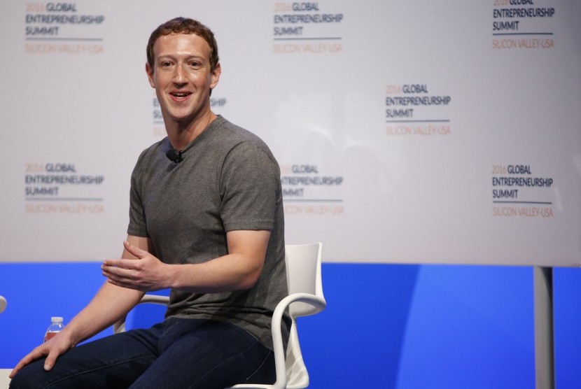 Pendiri Facebook, Mark Zuckerberg. Fotonya saat berselancar di Hawaii menjadi bahan olok-olok warganet karena memakai tabir surya terlalu tebal. 
