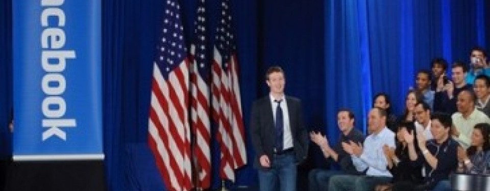 Pendiri Facebook, Mark Zuckerberg, saat memasuki Town Hall di Paolo Alto, menyambut kedatangan Presiden AS, Barack Obama