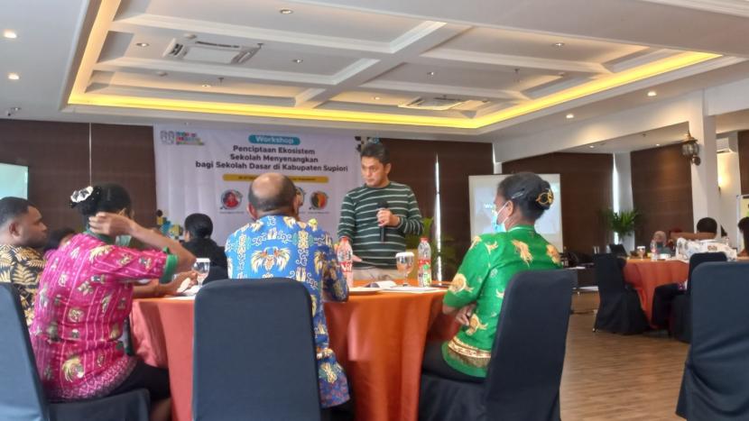 Pendiri Gerakan Sekolah Menyenangkan (GSM), Muhammad Nur Rizal (kedua dari kanan), dalam Workshop Penciptaan Ekosistem Sekolah Menyenangkan bagi Sekolah Dasar di Kabupaten Supiori di Yogyakarta, Selasa (26/10).