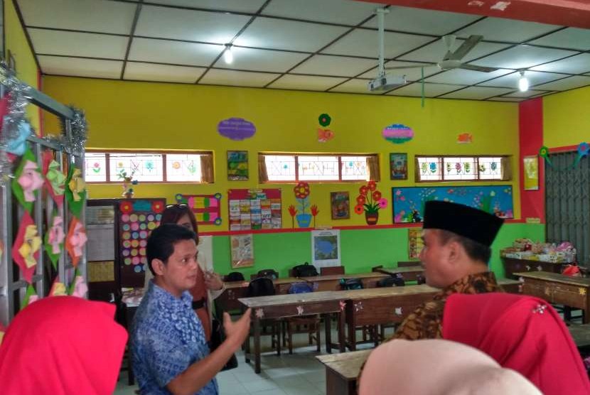Pendiri Gerakan Sekolah Menyenangkan (GSM), Muhammad Nur Rizal (kiri) saat berbincang dengan Kepala Dinas Pendidikan Kabupaten Tangerang, Hadisa Masyhur, di SD Negeri Rejodani, Sleman, beberapa waktu lalu.