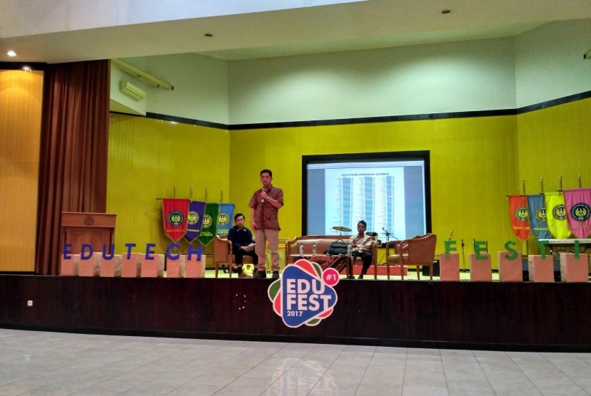 Pendiri Gerakan Sekolah Menyenangkan (GSM) Muhammad Nur Rizal saat mengisi seminar Edutech Festival 'Mengukir Senyum Pendidikan Indonesia' di Universitas Negeri Yogyakarta (UNY), Rabu (25/10).