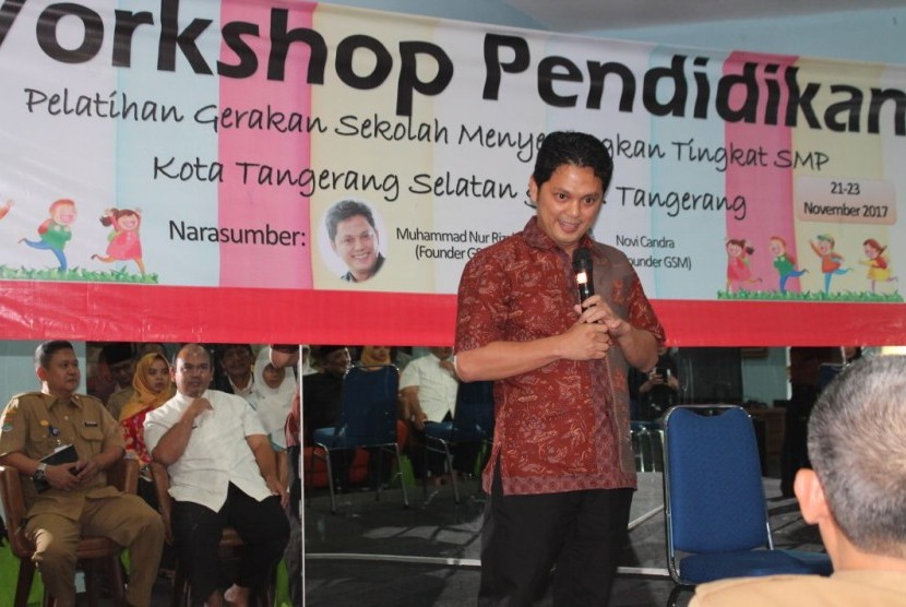 Pendiri Gerakan Sekolah Menyenangkan (GSM) Muhammad Nur Rizal saat mengisi pelatihan (workshop) kepada guru-guru tingkat SMP Kota Tangerang Selatan dan Kabupaten Tangerang, Selasa (21/11).