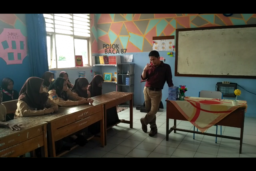 Pendiri Gerakan Sekolah Menyenangkan (GSM), Muhammad Nur Rizal, saat berdiskusi dengan para siswa SMP N 7 Tangerang Selatan, Rabu (2/5). SMP N 7 Tangsel merupakan salah satu sekolah model GSM yang menerapkan sekolah menyenangkan.