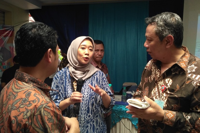 Pendiri Gerakan Sekolah Menyenangkan, Muhammad Nur Rizal (kiri) dan Novi Chandra (tengah) berbincang dengan Wakil Wali Kota Tangerang, Benyamin Davnie, di sela Festival Pendidikan Sinar Mas Land 2018 yang berlangsung Ocean Park, BSD City, Tangerang Selatan, Kamis (3/5).