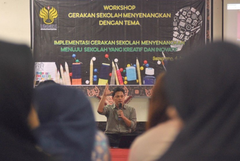 Pendiri Gerakan Sekolah Menyenangkan, Muhammad Nur Rizal, saat mengisi Workshop Gerakan Sekolah Menyenangkan, Implementasi Gerakan Sekolah Menyenangkan Menuju Sekolah yang Kreatif dan Inovatif di aula SD Labschool Universitas Negeri Semarang, Kamis (4/1).