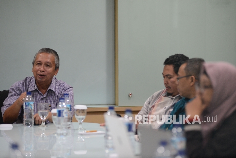 Pendiri Indonesia Bermutu Burhanuddin Tola (kiri) memberikan pemaparan saat berdiskusi dengan awak redaksi REPUBLIKA di Kantor REPUBLIKA, Jakarta, Rabu (21/12).