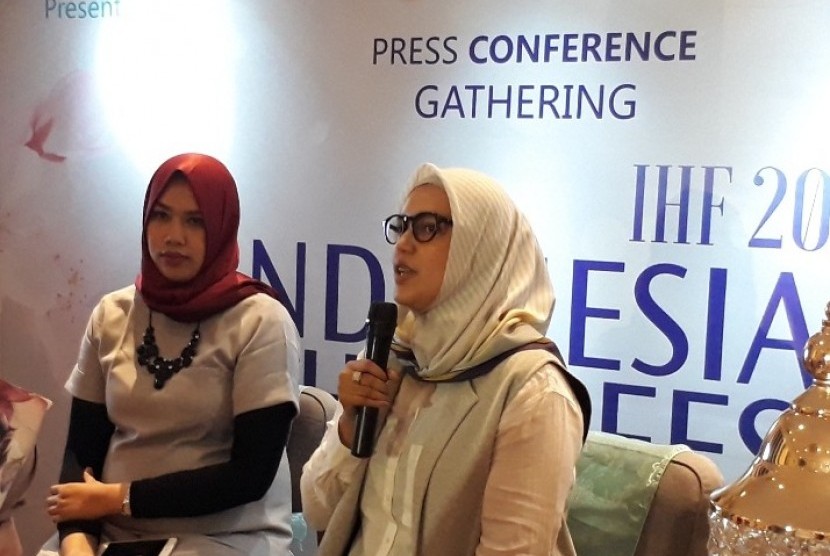 Pendiri Indonesia Hijabfest 2017 Sheena Krisnawati (kanan) dan perwakilan Wardah Elsa Maharani (kiri).