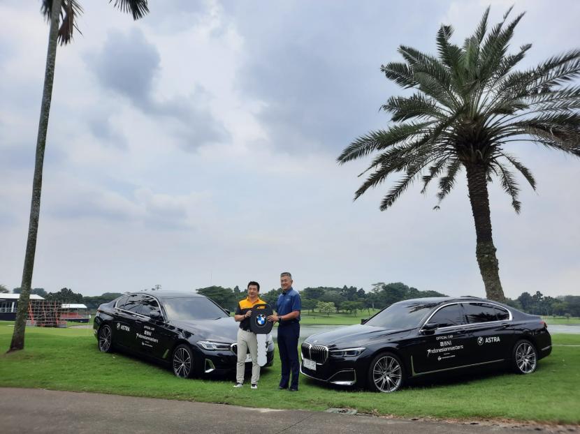 Pendiri Indonesian Masters dan Ketua Tour Asia Jimmy Masrin, bersama Chief Executive BMW Astra, Sanfrantis Tanu, menggelar konferensi pers jelang turnamen BNI Indonesian Masters 2022, Jakarta, Senin (28/11).