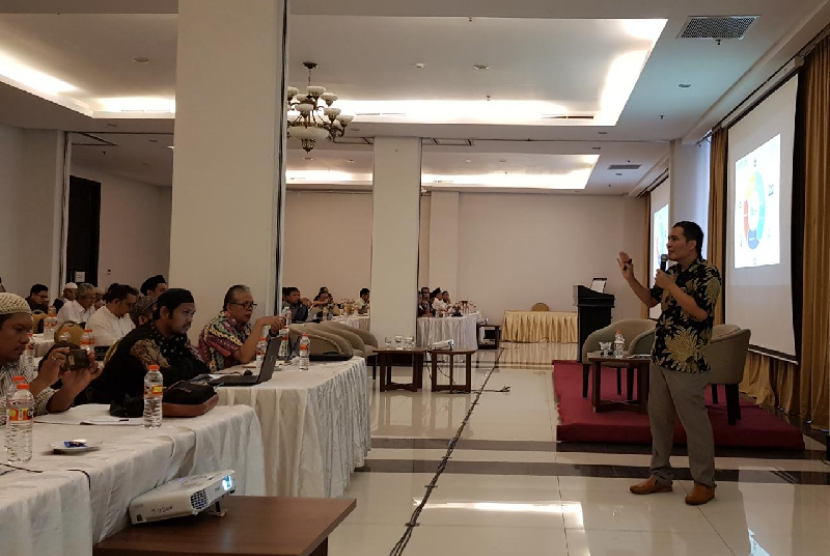 Pendiri Institut Akutansi Masjid Absar Jannatin memberikan paparan mengenai pencatatan keuangan masjid secara online dalam seminar Sosialisasi Pengembangan Ekonomi Masjid yang diadakan Komite Nasional Keuangan Syariah, di Bogor, Sabtu (5/10).