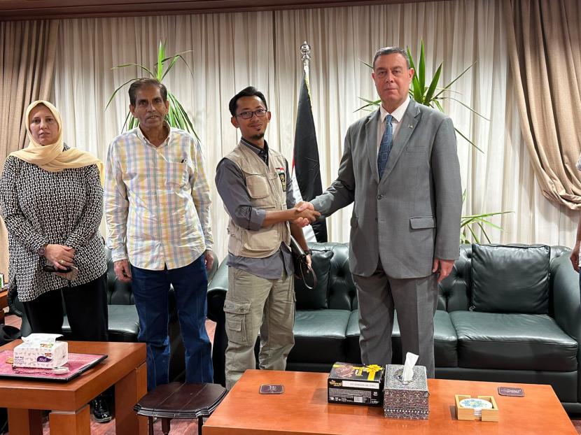 Pendiri International Networking for Humanitarian (INH) Muhammad Husein (kedua kanan) dalam pertemuan dengan Duta Besar Palestina untuk Mesir, Diyab Louh (kanan) di Kairo, Mesir, 20 Mei 2024 lalu.
