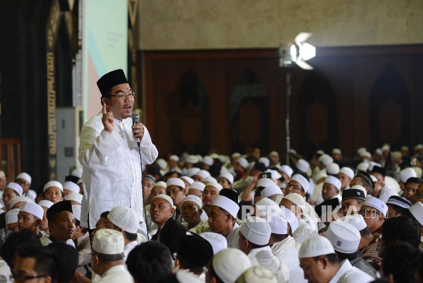 Pendiri Klinik Pendidikan MIPA (KPM) Ridwan Hasan Saputra memberikan motivasi saat Dzikir Nasional di Masjid At-tin, Jakarta, Sabtu (31/12).