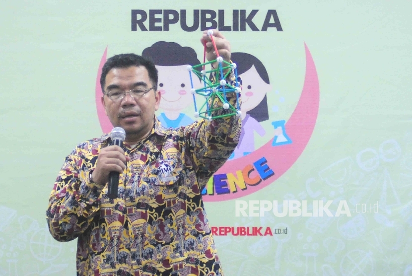 Pendiri Klinik Pendidikan MIPA (KPM), Ridwan Hasan Saputra memberikan materi dalam Republika Fun Science di Kantor Harian Republika, Jakarta, Sabtu (27/8).