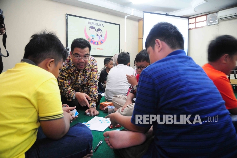 Pendiri klinik pengembangan Matematika dan Ilmu Pengetahuan Alam (MIPA), Ridwan Hasan Saputra memberikan materi dalam Republika Fun Science di Kantor Harian Republika, Jakarta, Sabtu (27/8).