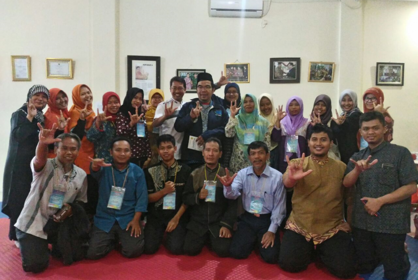 Pendiri KPM bersama para peserta pelatihan guru MNR.
