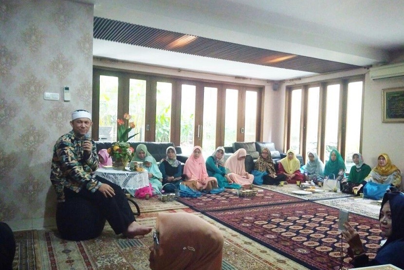 Pendiri lembaga dakwah iHaqi, Ustadz Erick Yusuf, memberikan kajian di Hijabersmom Community di Kebayoran lama, Jakarta Selatan, Sabtu (22/7). 