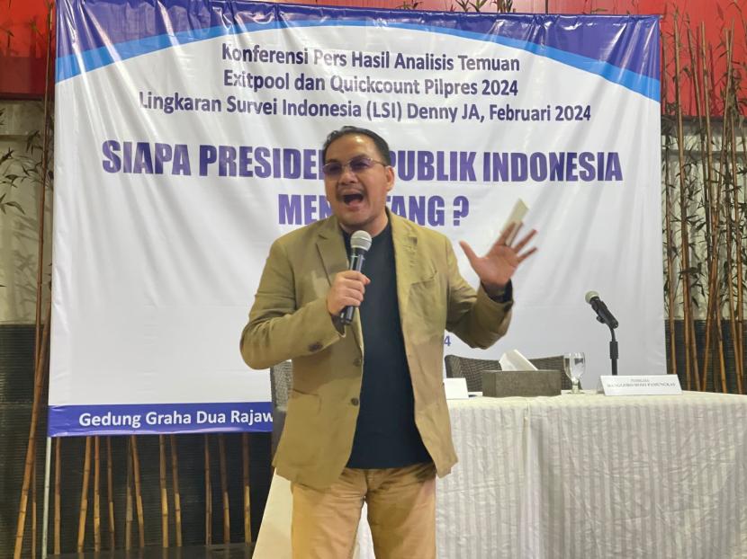 Pendiri Lingkaran Survei Indonesia (LSI), Denny JA, memaparkan hasil quick count Pilpres 2024.